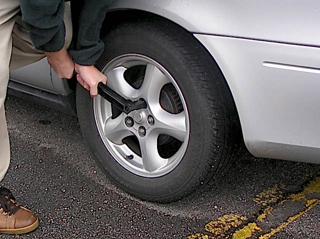 Uğrak Filo Araç Kiralama İpuçları: Kiralık Aracınızdaki Lastik Nasıl Değiştirilir?