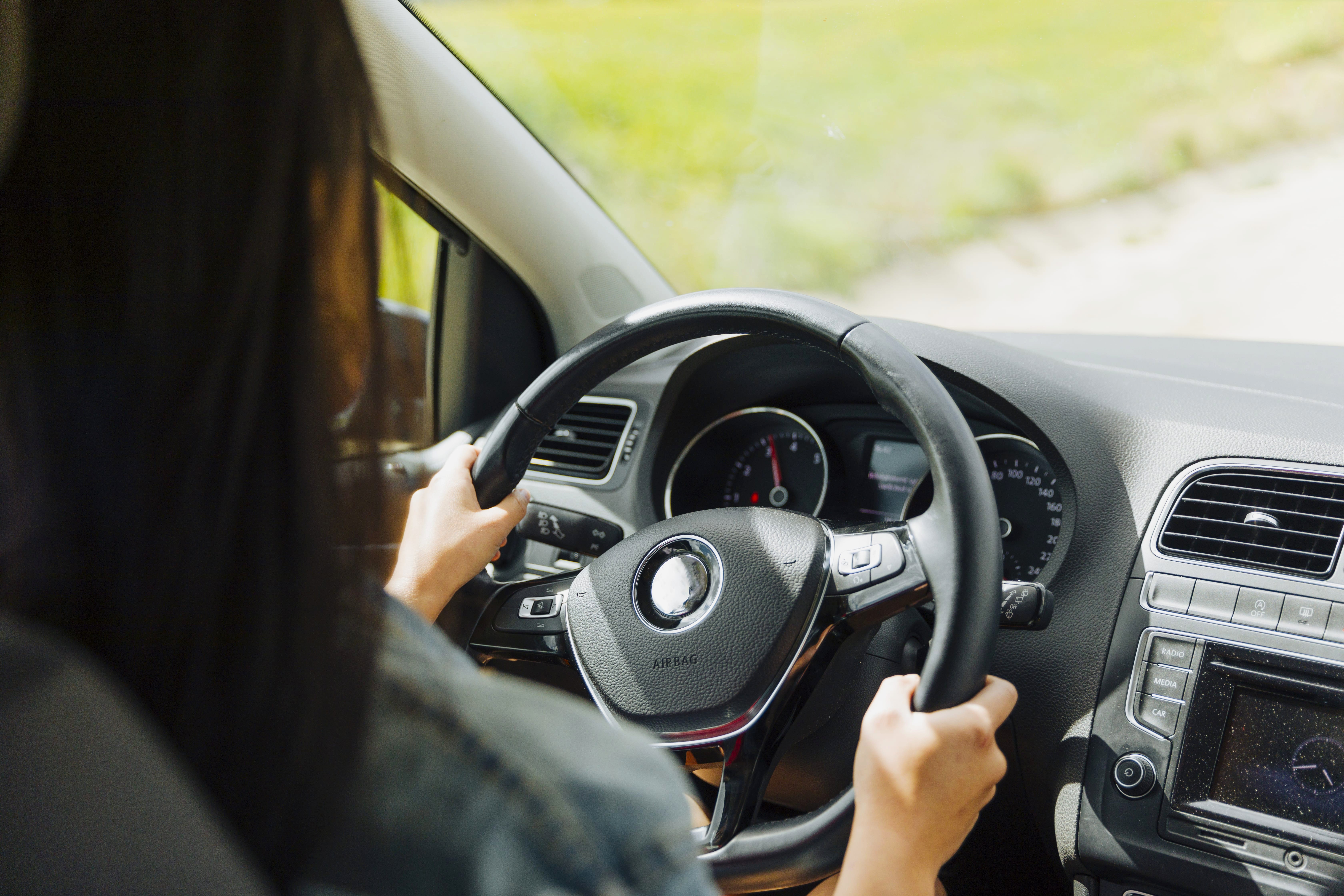 Araç Sürerken Direksiyon Simidi Neden Titrer?